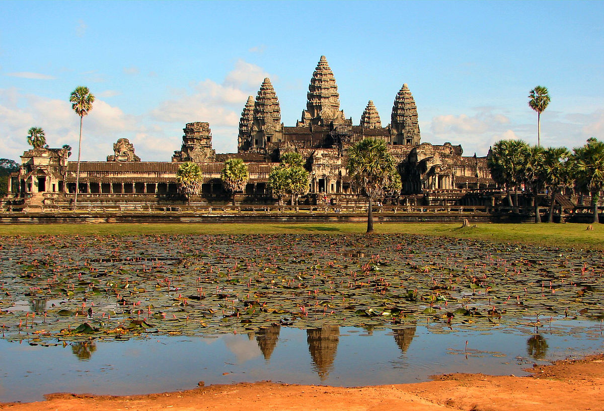 Angkor Vat, královský chrám a hlavní město Khmérské říše, je jednou z nejvýznamnějších památek Kambodže.