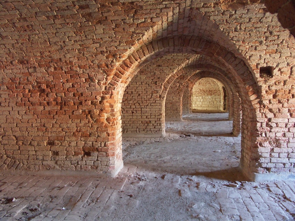 Délka podzemních chodeb v pevnosti dosahuje 29 kilometrů.