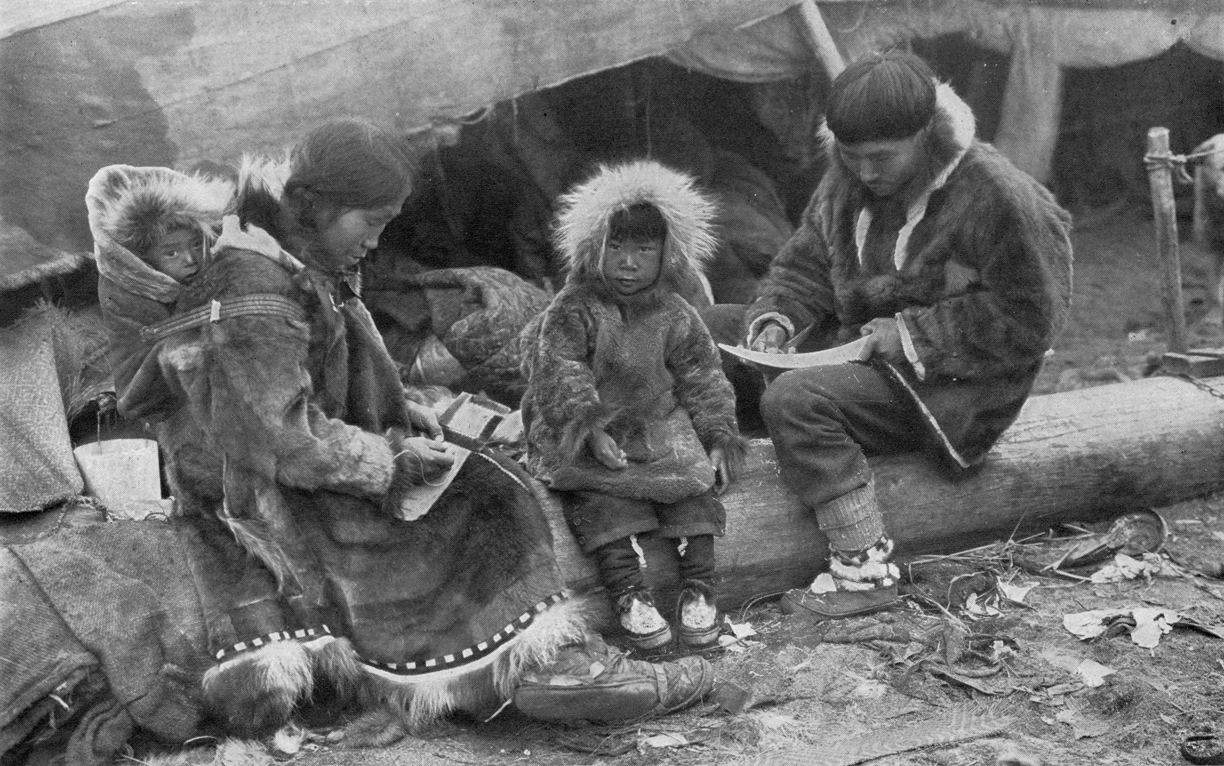 Inuitské rodiny měly ve zvyku po smrti matky pohřbít i její děti, které se nemohly zapojit do obstarávání potravy.