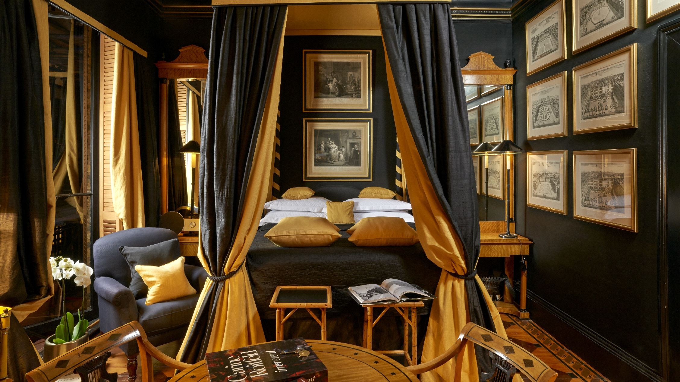 Romantika se rozhodně nemusí pojit jen s rudou barvou. Příznivce střízlivějších odstínů tak určitě potěší Directors Double Suite v londýnském hotelu Blakes.