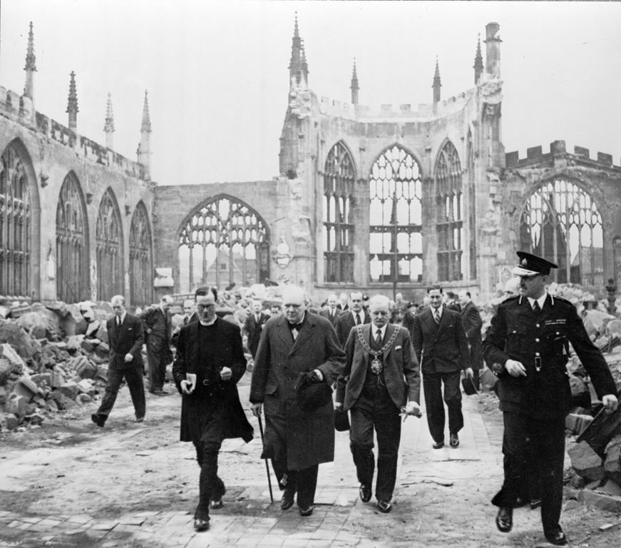 Symbolem německého náletu na Coventry se stává katedrála svatého Michala.