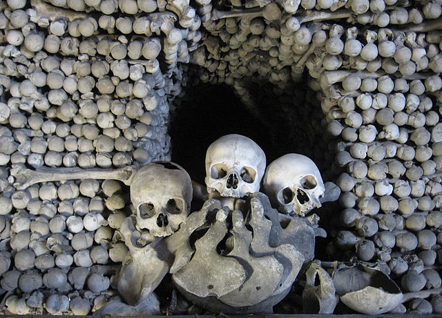 Kosti uvnitř kostnice v Sedlci; foto: wikipedia.org