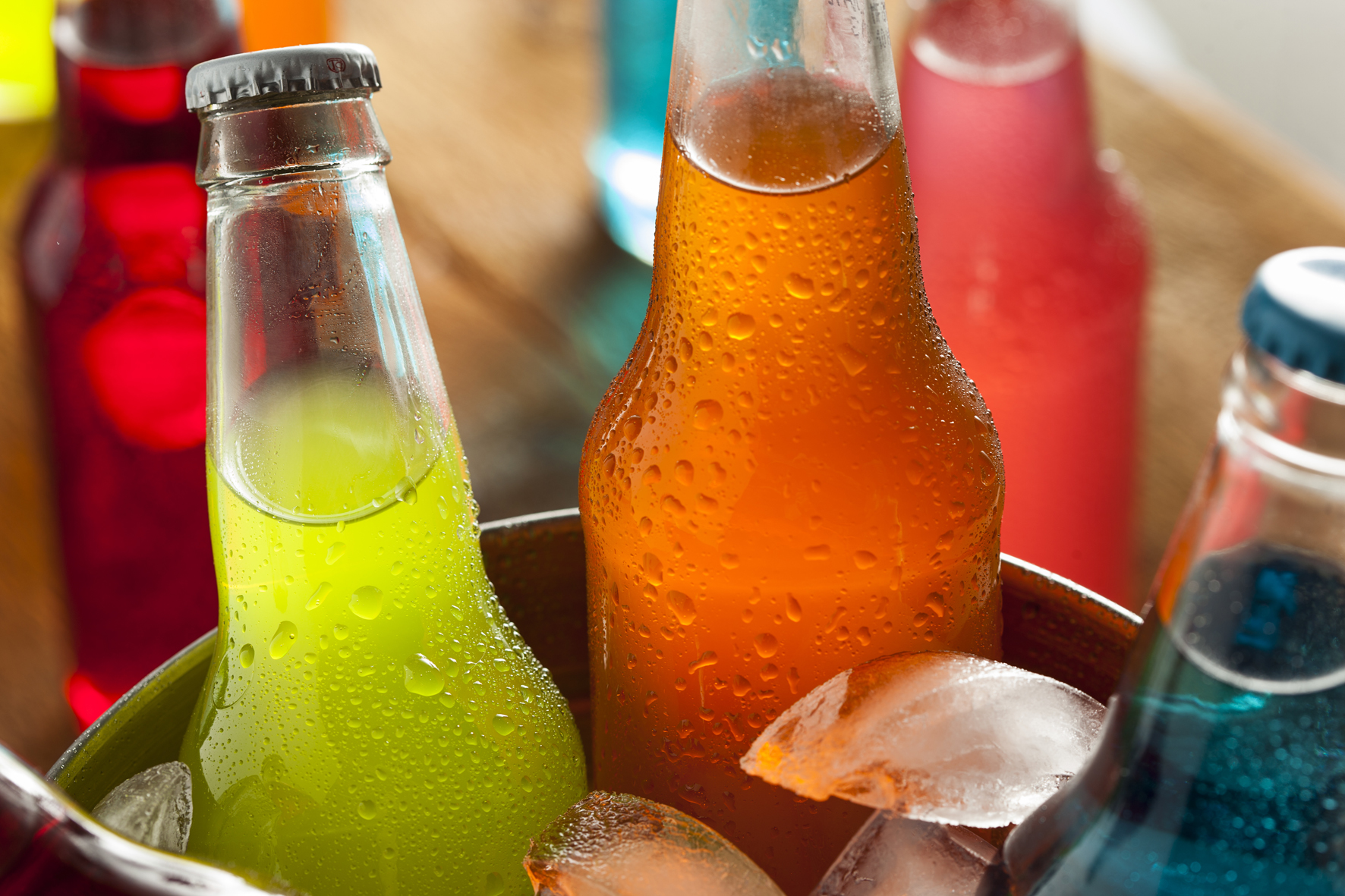 Slazené nápoje obsahují nejen příliš mnoho cukru, ale jsou také přibarvované. Limonády nemůžeme nahrazovat ani ovocnými šťávami, ty jsou podobně jako mléko spíše potravinou než nápojem.
